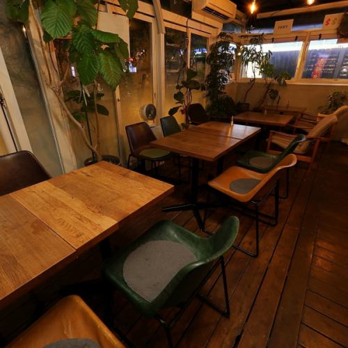 夏天凉爽，冬天温暖。空调露台座位