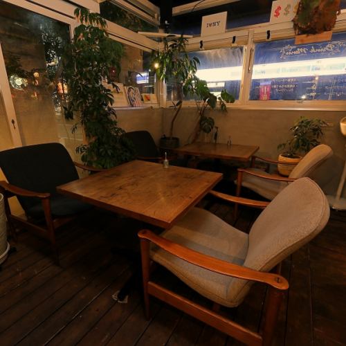 夏天凉爽，冬天温暖。空调露台座位