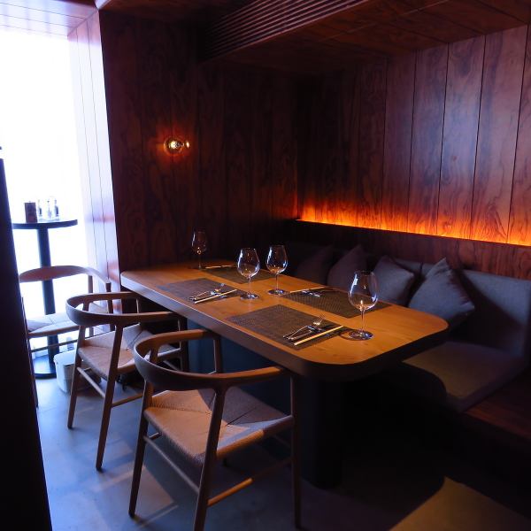 店內的天花板和牆壁大量使用木材，是一個溫暖的空間。鮮明的黑色設計與溫暖的設計形成鮮明對比，營造出時尚的氛圍。桌子和櫃檯也是由厚木製成，並使用定制的椅子。在半私人私人空間的私人空間享用美食！