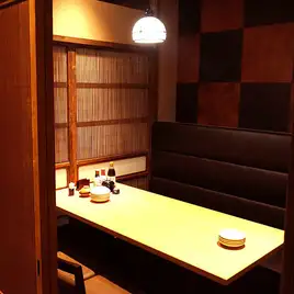 ゆったりくつろげる掘りごたつ個室完備！コースじゃなくても飲み放題を付けられます！（2名様～）プレミアムモルツや藁家８８オリジナル四国カクテルなどが飲み放題♪当日、来店してからでも注文OKです◎日～木曜日限定で、2H生ビール付き飲み放題税込2420円→1480円！（金土祝前日は税込1980円）
