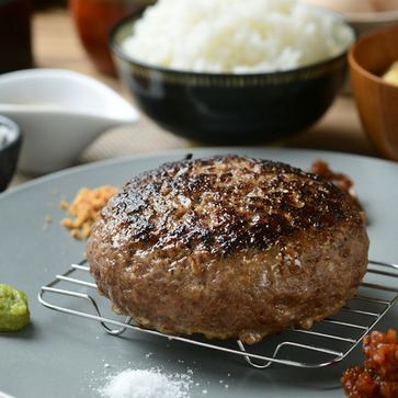 The ultimate hamburger set meal 1,650 yen (free refills of rice) comes with pot-cooked rice, miso soup, and a raw egg!