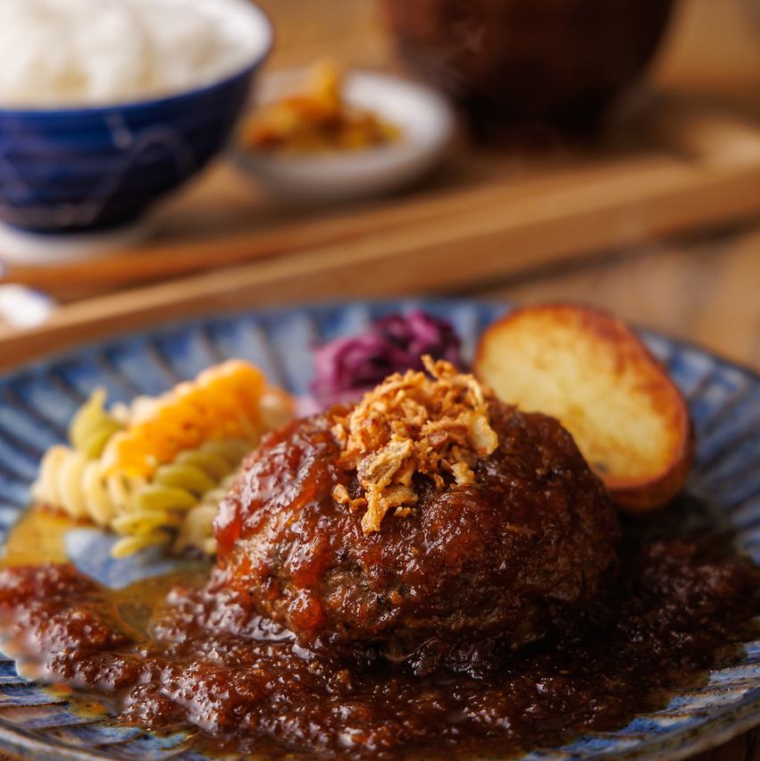 厳選牛肉100%の旨味多発ハンバーグがイチオシ！追加トッピングのチーズをのせても絶品
