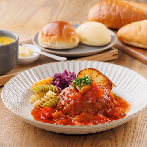 【トマトチリハンバーグ】トマトチリハンバーグパンセット　［ハンバーグ 180g］