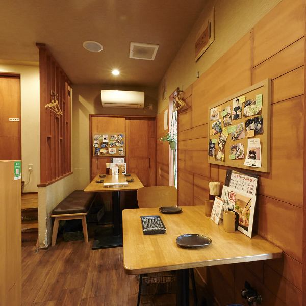 【女子会・少人数の飲み会にも♪】1Fにはテーブル席が3卓ございます！少人数のお食事会に◎♪ワイン×串かつで女子会はいかがですか？バースデー演出も可能ですのでお誕生日会にもご利用ください！