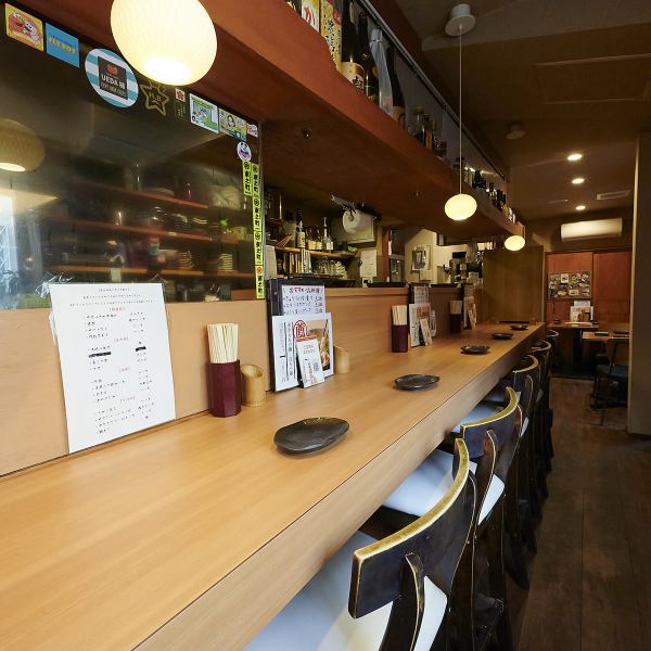 【お気軽に♪】1Ｆにはカウンターが6席ございます！目の前で調理しご提供させていただくので、できたて熱々をお召し上がりいただけます♪デートにもピッタリのお席ですので、是非お気軽にお越しください◆