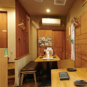 【1Ｆ】4名テーブル席2卓ございます♪デートや女子会、少人数のお食事にご利用ください◆