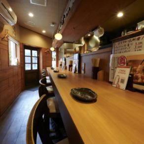 【1Ｆ】デートにもオススメ♪カウンター6席ございます！目の前でお料理しているので、出来立てのアツアツをお召し上がりいただけます♪
