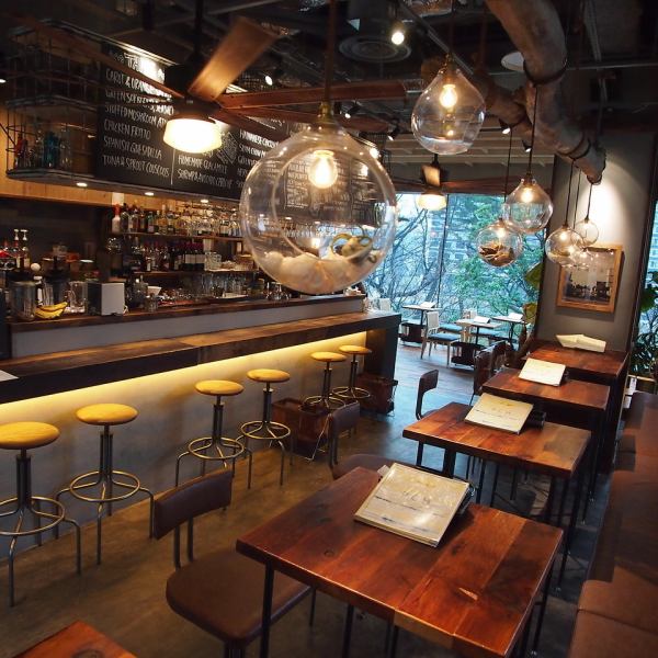 【映像音響設備あり】飯田橋駅徒歩1分!飯田橋サクラテラス内でアクセス抜群♪30名様~最大70名様までの貸切も承っております。まずはご相談ください!マイクやプロジェクターなどの設備も充実しております!歓迎会、会社宴会などに是非ご利用ください★