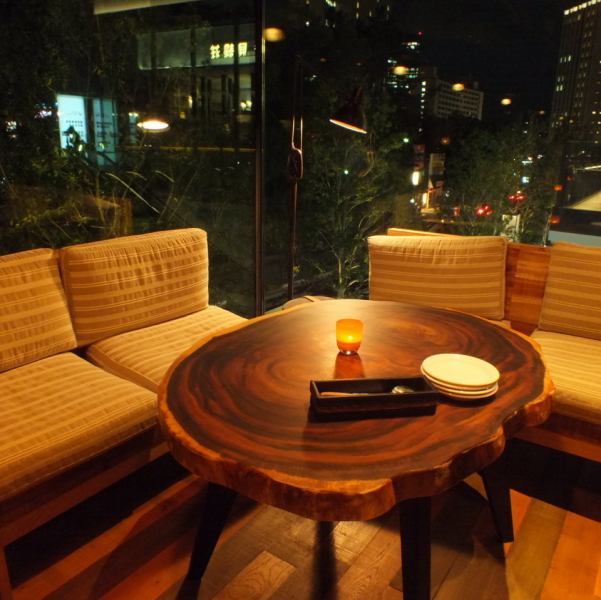 ゆったりとお寛ぎいただけるソファー席などもご用意しております。様々な人数に対応できるので各種ご宴会にも最適!