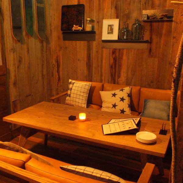 【女子会にも♪】南国気分を盛り上げるハワイアンテイストな店内。インテリアの細部にまでこだわったかわいくておしゃれな空間は女子会にピッタリ!女子会ママ会に最適なテーブル席やソファー席など多彩なお席をご用意しております。