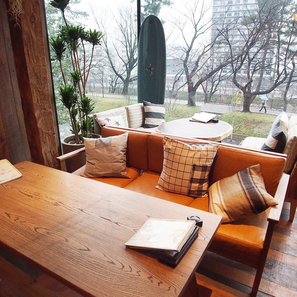 誕生日や記念日に♪ガラス張りの開放感溢れる店内でお寛ぎ下さい