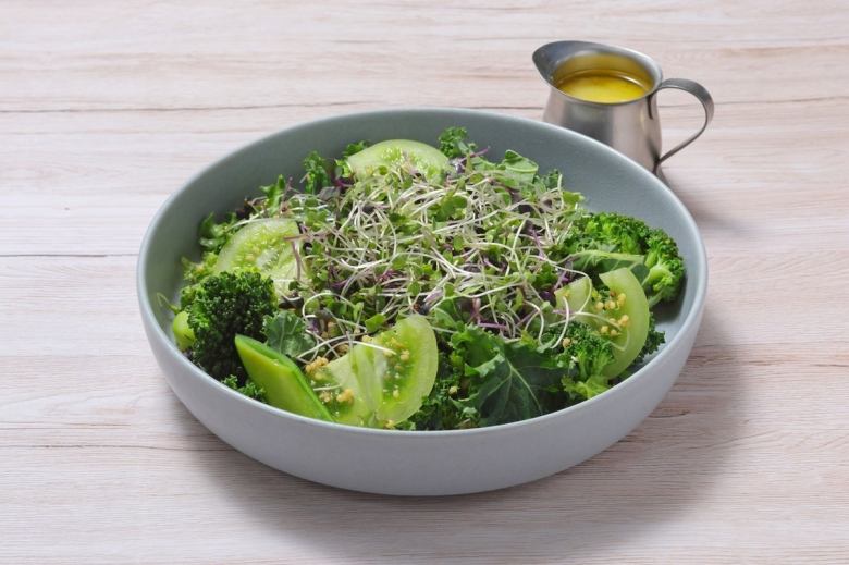 ケールとスプラウトのグリーンサラダ(塩麹ドレッシング)