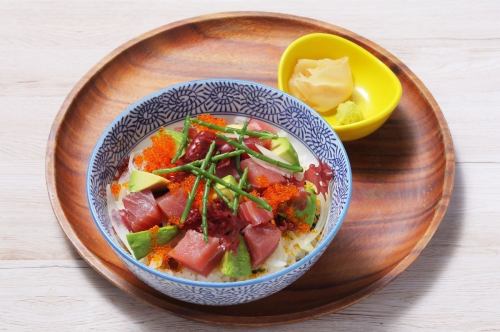 マグロとアボカドのポキ丼