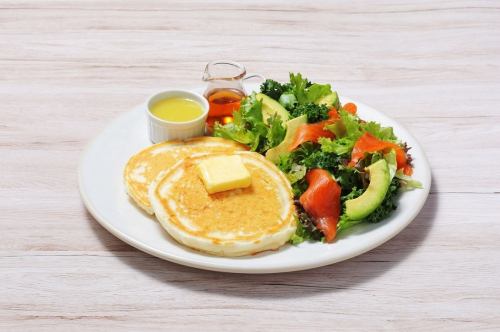マンチーズパンケーキ サーモン&アボカド
