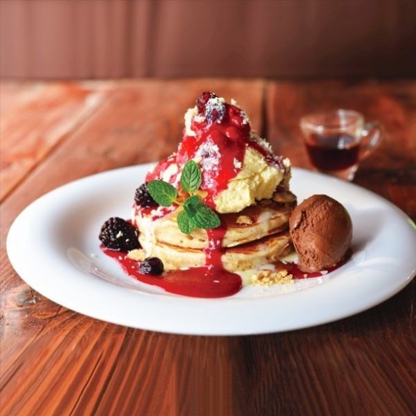 【期間限定】ダブルホワイトチョコレート＆ベリーパンケーキ