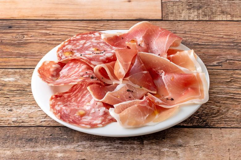 生ハムとサラミ