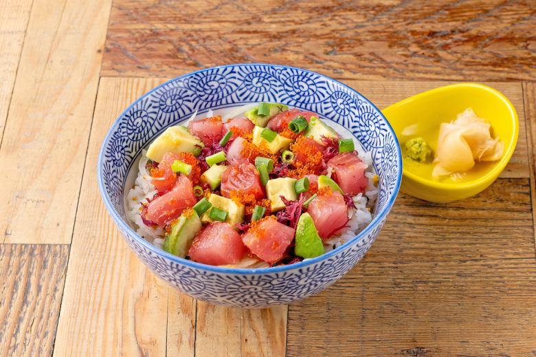 マグロとアボカドのポキ丼