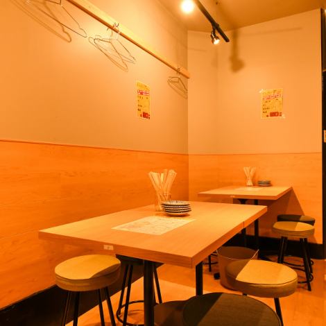 <1st floor table seating> We have 2 tables for 2 people and 2 tables for 4 people.It can be used for a wide range of occasions, such as everyday use after work, girls' night out, and just for lunch.