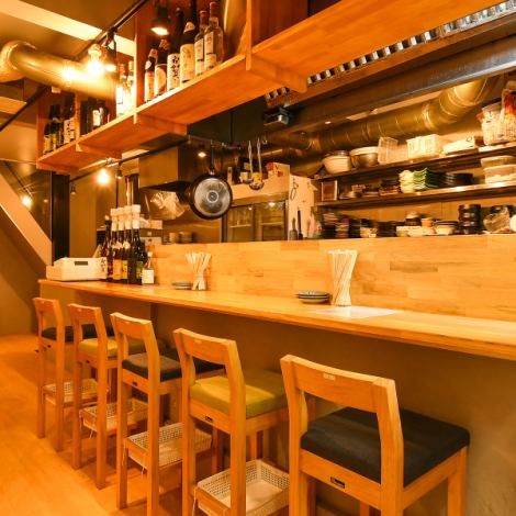 [Table seats on the 1st floor] We have 5 counter seats where each person is welcome ♪ Enjoy the live atmosphere of a popular bar and enjoy conversations with our staff ♪ We look forward to your visit. Masu!