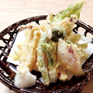 Assorted seasonal fish and vegetables tempura