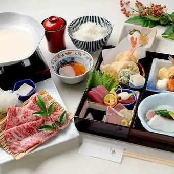 近江牛の豆乳小鍋と松花堂御膳（秋）  5,000円（税込）
