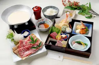 近江牛の豆乳小鍋と松花堂御膳(秋) 5,000円(税込)