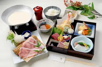 京都日吉豚の豆乳小鍋と松花堂御膳(秋) 3,500円(税込)