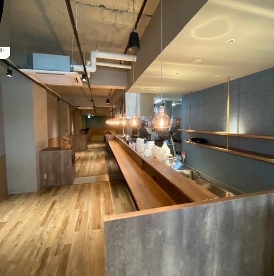 漁港や漁船をイメージした店内をお楽しみください！