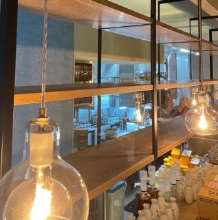 臨場感あふれる人気のカウンター席をご用意。目の前で調理風景が楽しめる特等席です！デートや接待などにおすすめのお席です。