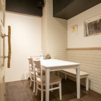 The private rooms are cute with pink, light blue, and pastel colors♪