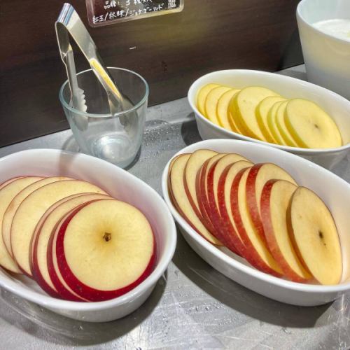 【秋メニューのご紹介】

こんばんは！
ベジフルキッチンです🍎
いつも投稿をご覧いただき、ありがとうございます！

１周年フェアが終わり通常メニューに戻りましたが、
行楽シーズン＆食欲の秋になり
３連休はたくさんのお客様にお越しいただきました🍂🍁
本当にありがとうございます✨

ついに！芋・栗・南瓜（カボチャ）の時期がやってまいりました！
🍠🌰🎃 🍠🌰🎃 🍠🌰🎃 🍠🌰🎃

たくさんのお料理に使っていますので
ご紹介させていただきます♪

■しっとり大学芋🍠
贅沢に３種類のさつまいもを使っています！
🟣紫芋…綺麗な紫色、あっさりとした味わい
🟡黄金千貫…皮の白っぽいさつまいも、ほくほくとした食感
🟠安納芋…しっとりクリーミーな食感、甘味も強い
見て楽しい、食べておいしい大人気メニューです！

■さつまいもパン🍠
Bread＆Sweetsきららさんが
毎日焼きたてを届けてくださっています🥯
やさしい甘さがとってもおいしいです。

■栗ごはん🌰
たっぷり栗をいれて炊き上げました。
濃いめの味付けにしているので栗の甘さが引き立ちます。

■バターナッツカボチャの冷製スープ🎃
こっくり甘味の強いバターナッツカボチャを使いました。
オレンジがかった見た目もかわいらしいです。

■グリルさつまいも＆かぼちゃ🍠🎃
野菜本来の甘さ・おいしさがグリルすることによってギュッと詰まっています。

また、りんご🍎も色々な品種を仕入れており
食べ比べをお楽しみいただける日もございます♪
※仕入れ状況によってご用意のない日もございますことご了承ください。

段々と寒くなってきたので
冬に向けて温かいメニューも増やしていく予定です❄️
季節の変わり目で体調を崩されないよう、しっかりと食事をして栄養をとって下さいね☺️

みなさまのご来店心よりお待ちしております！

✼••┈┈••✼••┈┈••✼••┈┈••✼••┈┈••✼
ベジフルキッチンは
豊丘村の新鮮な野菜や果物が
たっぷり取れるビュッフェスタイルの
菜園ビュッフェレストラン
﹍ ﹍ ﹍ ﹍ ﹍ ﹍ ﹍ ﹍ ﹍
ベジフルキッチン
VEGE-FULL KITCHEN
﹉ ﹉ ﹉ ﹉ ﹉ ﹉ ﹉ ﹉ ﹉
@道の駅南信州とよおかマルシェ
長野県下伊那郡豊丘村神稲12410
#ベジフルキッチン #vegefullkitchen
#ビュッフェ #レストラン #菜園ビュッフェ
#とよおか旅時間#とよおかマルシェ #南信州とよおかマルシェ #道の駅
#道の駅レストラン
#豊丘村 #飯田市 #下伊那
#野菜たっぷり #野菜ビュッフェ
#1周年#食欲の秋#秋の味覚#芋栗南瓜#さつまいも#栗#かぼちゃ#バターナッツ
カボチャ#大学芋#さつまいもパン#冷製スープ#ポタージュ