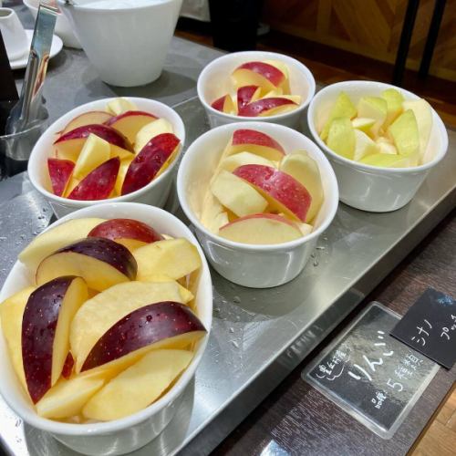 【秋メニューのご紹介】

こんばんは！
ベジフルキッチンです🍎
いつも投稿をご覧いただき、ありがとうございます！

１周年フェアが終わり通常メニューに戻りましたが、
行楽シーズン＆食欲の秋になり
３連休はたくさんのお客様にお越しいただきました🍂🍁
本当にありがとうございます✨

ついに！芋・栗・南瓜（カボチャ）の時期がやってまいりました！
🍠🌰🎃 🍠🌰🎃 🍠🌰🎃 🍠🌰🎃

たくさんのお料理に使っていますので
ご紹介させていただきます♪

■しっとり大学芋🍠
贅沢に３種類のさつまいもを使っています！
🟣紫芋…綺麗な紫色、あっさりとした味わい
🟡黄金千貫…皮の白っぽいさつまいも、ほくほくとした食感
🟠安納芋…しっとりクリーミーな食感、甘味も強い
見て楽しい、食べておいしい大人気メニューです！

■さつまいもパン🍠
Bread＆Sweetsきららさんが
毎日焼きたてを届けてくださっています🥯
やさしい甘さがとってもおいしいです。

■栗ごはん🌰
たっぷり栗をいれて炊き上げました。
濃いめの味付けにしているので栗の甘さが引き立ちます。

■バターナッツカボチャの冷製スープ🎃
こっくり甘味の強いバターナッツカボチャを使いました。
オレンジがかった見た目もかわいらしいです。

■グリルさつまいも＆かぼちゃ🍠🎃
野菜本来の甘さ・おいしさがグリルすることによってギュッと詰まっています。

また、りんご🍎も色々な品種を仕入れており
食べ比べをお楽しみいただける日もございます♪
※仕入れ状況によってご用意のない日もございますことご了承ください。

段々と寒くなってきたので
冬に向けて温かいメニューも増やしていく予定です❄️
季節の変わり目で体調を崩されないよう、しっかりと食事をして栄養をとって下さいね☺️

みなさまのご来店心よりお待ちしております！

✼••┈┈••✼••┈┈••✼••┈┈••✼••┈┈••✼
ベジフルキッチンは
豊丘村の新鮮な野菜や果物が
たっぷり取れるビュッフェスタイルの
菜園ビュッフェレストラン
﹍ ﹍ ﹍ ﹍ ﹍ ﹍ ﹍ ﹍ ﹍
ベジフルキッチン
VEGE-FULL KITCHEN
﹉ ﹉ ﹉ ﹉ ﹉ ﹉ ﹉ ﹉ ﹉
@道の駅南信州とよおかマルシェ
長野県下伊那郡豊丘村神稲12410
#ベジフルキッチン #vegefullkitchen
#ビュッフェ #レストラン #菜園ビュッフェ
#とよおか旅時間#とよおかマルシェ #南信州とよおかマルシェ #道の駅
#道の駅レストラン
#豊丘村 #飯田市 #下伊那
#野菜たっぷり #野菜ビュッフェ
#1周年#食欲の秋#秋の味覚#芋栗南瓜#さつまいも#栗#かぼちゃ#バターナッツ
カボチャ#大学芋#さつまいもパン#冷製スープ#ポタージュ