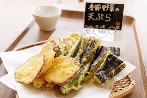 【1周年記念フェアのお礼】

こんばんは！
ベジフルキッチンです🥗

昨日まで10日間実施していた
『１周年記念〜豊丘村秋の山フェア〜』へ
お越しいただき、
誠にありがとうございました🍁

特別メニューお楽しみいただけましたか？

期間中、豊丘村民の方をはじめ
近隣市町村や遠方からのお客様も
ベジフルキッチンへお越しいただけました。
また、フェア中のリピーター様もいらっしゃり
終日大盛況になりました。

1周年を迎えられたのも
日頃からご愛顧いただいているお客様、
生産者のみなさま、
そして当レストランに関わるスタッフのおかげです。
改めて感謝申し上げます☺️

ベジフルキッチンを通じて、
お客様が農家さんや地元食材の素晴らしさを知り、
ファンになったお客様が何度も豊丘村を訪れ、
今後も観光先の一つとしてお選びいただけたら幸いです✨

また、農業の大切さや価値を、ベジフルキッチンから
少しでも多くのお客様に発信していけたらと思います🌱

まだまだ至らない点もあると存じますが、
日々みなさまの
”心もお腹も満たされるレストラン”で
在り続けられるよう努力してまいります。
2年目のベジフルキッチンも
何卒よろしくお願い申し上げます！

📸photo by
@metabolikuma1 

✼••┈┈••✼••┈┈••✼••┈┈••✼••┈┈••✼
ベジフルキッチンは
豊丘村の新鮮な野菜や果物が
たっぷり取れるビュッフェスタイルの
菜園ビュッフェレストラン
﹍ ﹍ ﹍ ﹍ ﹍ ﹍ ﹍ ﹍ ﹍
ベジフルキッチン
VEGE-FULL KITCHEN
﹉ ﹉ ﹉ ﹉ ﹉ ﹉ ﹉ ﹉ ﹉
@道の駅南信州とよおかマルシェ
長野県下伊那郡豊丘村神稲12410
#ベジフルキッチン #vegefullkitchen
#ビュッフェ #レストラン #菜園ビュッフェ
#とよおか旅時間#とよおかマルシェ #南信州とよおかマルシェ #道の駅
#道の駅レストラン
#豊丘村 #飯田市 #下伊那
#野菜たっぷり #野菜ビュッフェ
#1周年記念フェア#豊丘村秋の山フェア#松茸#栗#ジビエ#信美豚#しゃぶしゃぶ#天ぷら