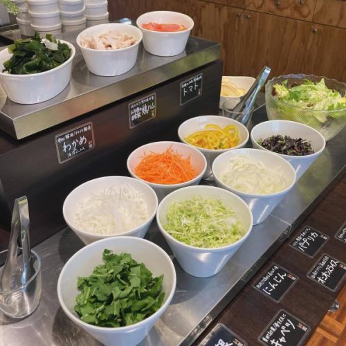 【新春メニュー】

こんにちは！
ベジフルキッチンです🥗
 
全国的な寒波襲来で
豊丘村にも雪が積もる日も増えてきました☃️
道路が凍結している箇所もありますので、
お気をつけてお出かけくださいませ❄️

一昨日からベジフルキッチンは
2025年の営業をスタートしております！

黒豆、紅白なます、
”南信州の伝統 年取り汁”風のけんちん汁など
お正月らしいメニューもご用意しています🎍
今年の干支「巳」にそっくりの形の
さつまいももディスプレイしていますよ🐍

年末年始、おいしいものを食べる機会が多く
不摂生になりがちですが、
野菜をたくさん食べてリセットしに来ませんか？
体の調子が整えば心もすっきり🌱✨

今年も皆様が笑顔いっぱい健康に過ごせますように💫
🍅🍆🥬🥕🥒🫑🍎🍠🧅🥔

日々、安心安全・新鮮な野菜を使った
お料理をご用意して
みなさまのご来店をお待ちしております！

 ✼••┈┈••✼••┈┈••✼••┈┈••✼••┈┈••✼ 
ベジフルキッチンは
 豊丘村の新鮮な野菜や果物が 
たっぷり取れるビュッフェスタイルの 
菜園ビュッフェレストラン 
﹍ ﹍ ﹍ ﹍ ﹍ ﹍ ﹍ ﹍ ﹍ 
ベジフルキッチン VEGE-FULL KITCHEN 
﹉ ﹉ ﹉ ﹉ ﹉ ﹉ ﹉ ﹉ ﹉ 
@道の駅南信州とよおかマルシェ 
長野県下伊那郡豊丘村神稲12410 
TEL 0265-48-8063

#ベジフルキッチン
#vegefullkitchen
 #ビュッフェ #レストラン #菜園ビュッフェ #とよおか旅時間#とよおかマルシェ #南信州とよおかマルシェ #道の駅 #道の駅レストラン #豊丘村 #飯田市 #下伊那 #野菜たっぷり #野菜ビュッフェ #1周年#2025#お正月メニュー#新春#お年取り#年取り汁