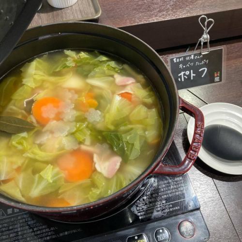【竹の子&春メニュー2】
こんにちは！
ベジフルキッチンです🪻

ゴールデンウィーク突入🚗
今年は飛び石連休ですね。
みなさんお出かけの予定は立っていますか？？
豊丘村では竹の子が出回り始めました🎋🐼

ベジフルキッチンでもお料理に使っています👩‍🍳
※入荷状況によりご用意がない日もございます。

■筍（竹の子）
👩‍🌾唐沢さん、菅沼さん
筍ごはん、煮物、グリル色々なメニューに使っています！自家製山椒味噌との相性バツグン✨
新鮮な筍をすぐに調理しているため、
アクを感じず、食感もしっかり残し、
おいしさ満点です💯

■こごみ
👨‍🌾唐沢さん
クサソテツという植物の若芽を食べる山菜です。
アク抜きは不要でサッと茹でるだけで
シャキシャキ食感が味わえます🌿
胡麻和えやおひたしにしています。

■わらび
🧑‍🌾宮外さん
おかか&マヨネーズでおひたしに😋
浅漬けにもしています。
シャキシャキとした食感と、独特の粘り気が特徴！
アク抜きは灰と一緒に煮て行います。
使用している灰は、とよおか旅時間の足湯で使用している竹ボイラーからとれたものです🔥🎋

◾️せり
👨‍🌾唐沢さん
茹でて下味をつけ、炊き立てのご飯と混ぜて
せりごはんに🍚🌱
せりの風味を活かしたメニューです♪

その他、春キャベツ、葉玉ねぎ、
新玉ねぎ、さやえんどうなど、
みずみずしい春の野菜を使ったメニューも
増えています🧅🥬🫛

ハーブガーデンもお花が増えて
カラフルになってきました🌈

まだお出かけ先に悩んでいる方は、
旬の春野菜・山菜が食べられるベジフルキッチンへ
ぜひお越しください☺️

ゴールデンウィーク中は
道の駅とよおかマルシェにお立ち寄りいただくお客様が
特に増えるため、混雑が予想されます。
確実にお食事をするなら、
ご予約をオススメいたします！
お気軽にお問い合わせください📞

みなさまのご来店、心よりお待ちしております🥗

✼••┈┈••✼••┈┈••✼••┈┈••✼••┈┈••✼ 
ベジフルキッチンは
 豊丘村の新鮮な野菜や果物が 
たっぷり取れるビュッフェスタイルの 
菜園ビュッフェレストラン 
﹍ ﹍ ﹍ ﹍ ﹍ ﹍ ﹍ ﹍ ﹍ 
ベジフルキッチン VEGE-FULL KITCHEN 
﹉ ﹉ ﹉ ﹉ ﹉ ﹉ ﹉ ﹉ ﹉ 
@道の駅南信州とよおかマルシェ 
長野県下伊那郡豊丘村神稲12410 
☎️0265-48-8063

#ベジフルキッチン
#vegefullkitchen
#菜園ビュッフェ
#ビュッフェ #レストラン
#野菜たっぷり #野菜ビュッフェ
#おなかも心も満たされる
 #とよおか旅時間#とよおかマルシェ
 #南信州とよおかマルシェ #道の駅 #道の駅レストラン 
#豊丘村 #飯田市 #下伊那
#春#旬#山菜#竹の子#筍#筍ごはん#こごみ#わらび#せり#春キャベツ#葉玉ねぎ#新玉ねぎ#さやえんどう