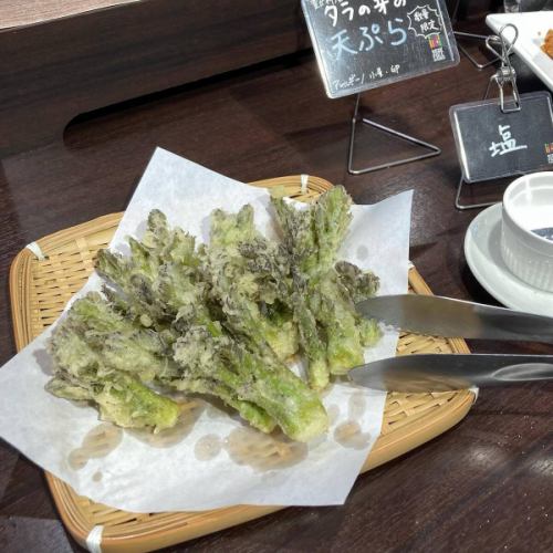 【5月営業カレンダー】

こんにちは！
ベジフルキッチンです🥗

豊丘村の桜はほとんど散ってしまいましたが、
今度は花桃が見ごろを迎えてきました🌸
濃淡のあるピンク、桜とはまた違った良さがありますね❣️

豊丘村ではいよいよたけのこ狩りも始まりました🎋
ベジフルキッチンでもこれからご提供予定ですので
お楽しみに🐼

------------------
  📣5月お休みのお知らせ
・毎週火曜日 
・第2・4水曜日
※ゴールデンウィーク期間は以下詳細へ⚠️

お休み中、ベジフルキッチンのお電話へ 
ご予約や問い合わせのご連絡をいただいても 
対応出来かねますことご了承くださいませ。 

ホットペッパーグルメからのWeb予約、 
または運営事務局の”とよおか旅時間” 
（📞0265-49-3395）へ 
ご連絡をお願いいたします。 
------------------

🟡ゴールデンウイーク期間の営業について
⚠️祝日に合わせて定休日を変更して営業いたします！
4/26(日)～4/29(火)　GW前半の営業日
4/30(水)、5/1(木)　定休日
5/2(金)～5/6(火)　GW後半の営業日
5/7(水)　GW後の定休日

イレギュラーなスケジュールとなりますので、
ご理解いただけますようお願いします🙇

📸背景写真のご紹介
👩‍🌾宮外さんのタラの芽

ウコギ科のタラの木の新芽を食べる山菜です🌱
食味が良く、色々な料理に使えることや
栄養豊富なことから
”山菜の王様”と呼ばれます👑

春に必ず食べたい山菜ですが、収穫はかなり大変です💦
木の幹にはとても鋭いトゲがあります。
また、タラの木は1.5から3mほど、
高いものだと4mになることもあり、
生えている場所も山の斜面です。
ハサミなどで切ってしまうと
新芽が出なくなってしまうので、
枝を引き寄せて手摘みする必要があります🤲

農家さんの苦労を知ると、
もっと貴重なものに感じられませんか？
是非春の味覚をご堪能ください🌿

みなさまのご来店、心よりお待ちしております🥗

 ✼••┈┈••✼••┈┈••✼••┈┈••✼••┈┈••✼ 
ベジフルキッチンは
 豊丘村の新鮮な野菜や果物が 
たっぷり取れるビュッフェスタイルの 
菜園ビュッフェレストラン 
﹍ ﹍ ﹍ ﹍ ﹍ ﹍ ﹍ ﹍ ﹍ 
ベジフルキッチン VEGE-FULL KITCHEN 
﹉ ﹉ ﹉ ﹉ ﹉ ﹉ ﹉ ﹉ ﹉ 
@道の駅南信州とよおかマルシェ 
長野県下伊那郡豊丘村神稲12410 
☎️0265-48-8063

#ベジフルキッチン
#vegefullkitchen
#菜園ビュッフェ
#ビュッフェ #レストラン
 #野菜たっぷり #野菜ビュッフェ
 #とよおか旅時間#とよおかマルシェ
 #南信州とよおかマルシェ #道の駅 #道の駅レストラン 
#豊丘村 #飯田市 #下伊那
#春#花桃#5月#ゴールデンウィーク#GW営業日#山菜#タラの芽#山菜の王様