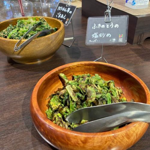 【山菜・春メニュー】
こんにちは！
ベジフルキッチンです🥦

今日から新年度✨
まだ寒い日も続きますが
豊丘村の桜も次第に開花してきました🌸
場所によっては間もなく見ごろを迎えます❣️

是非お食事と合わせて桜めぐりもしてみてください♪
最新の開花状況は
とよおか旅時間
@toyooka_tabijikan 
のHPに掲載されています🌸

🟢山菜も少しずつ入荷🌱🌿
※ご用意がない日もございます。

■ふきのとう
👩‍🌾壬生さん
塩炒め、天ぷら、ふきんと味噌、タルタルソースなど、
色々なお料理に💚
ほろ苦い春の味覚です！
花が咲いたものはディスプレイにも使用しました。

■うこぎ（おこぎ）
👨‍🌾唐沢さん
混ぜご飯やおひたしにしています🌱
「おこぎ」南信地方特有の呼び名です。

■うど
🧑‍🌾田島さん
きんぴらでご提供しています。
香り高くシャキシャキとした食感が特徴。
日に当たらないよう丁寧に栽培されており
調理前の状態は真っ白🤍

■のびる（ののひる）
👨‍🌾唐沢さん
さっと湯通ししてからし酢味噌と和えています。
（素材の写真のみ）
ピリッとした辛さがおいしいです😋

他にも、
林さんのかき菜、
宮下さんのアスパラ、
壬生さんの葉つきニンジン
こぶし園から仕入れたプチヴェールなど🥕🥬

Bread&Sweetsきららさんからは、
🌸さくらの塩漬けパン
🌿よもぎパン　を焼きたてで仕入れています！

旬の食材をたっぷり使用した
春らしいメニューが揃っています！
みなさまのご来店、心よりお待ちしております🥗

✼••┈┈••✼••┈┈••✼••┈┈••✼••┈┈••✼ 
ベジフルキッチンは
 豊丘村の新鮮な野菜や果物が 
たっぷり取れるビュッフェスタイルの 
菜園ビュッフェレストラン 
﹍ ﹍ ﹍ ﹍ ﹍ ﹍ ﹍ ﹍ ﹍ 
ベジフルキッチン VEGE-FULL KITCHEN 
﹉ ﹉ ﹉ ﹉ ﹉ ﹉ ﹉ ﹉ ﹉ 
@道の駅南信州とよおかマルシェ 
長野県下伊那郡豊丘村神稲12410 
☎️0265-48-8063

#ベジフルキッチン
#vegefullkitchen
#菜園ビュッフェ
#ビュッフェ #レストラン
#野菜たっぷり #野菜ビュッフェ
#おなかも心も満たされる
 #とよおか旅時間#とよおかマルシェ
 #南信州とよおかマルシェ #道の駅 #道の駅レストラン 
#豊丘村 #飯田市 #下伊那
#春#旬#山菜#ふきのとう#おこぎ#うど#ののひる#かき菜#アスパラ#にんじん#プチヴェール#桜の塩漬けパン#よもぎパン