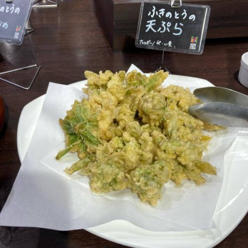 【山菜・春メニュー】
こんにちは！
ベジフルキッチンです🥦

今日から新年度✨
まだ寒い日も続きますが
豊丘村の桜も次第に開花してきました🌸
場所によっては間もなく見ごろを迎えます❣️

是非お食事と合わせて桜めぐりもしてみてください♪
最新の開花状況は
とよおか旅時間
@toyooka_tabijikan 
のHPに掲載されています🌸

🟢山菜も少しずつ入荷🌱🌿
※ご用意がない日もございます。

■ふきのとう
👩‍🌾壬生さん
塩炒め、天ぷら、ふきんと味噌、タルタルソースなど、
色々なお料理に💚
ほろ苦い春の味覚です！
花が咲いたものはディスプレイにも使用しました。

■うこぎ（おこぎ）
👨‍🌾唐沢さん
混ぜご飯やおひたしにしています🌱
「おこぎ」南信地方特有の呼び名です。

■うど
🧑‍🌾田島さん
きんぴらでご提供しています。
香り高くシャキシャキとした食感が特徴。
日に当たらないよう丁寧に栽培されており
調理前の状態は真っ白🤍

■のびる（ののひる）
👨‍🌾唐沢さん
さっと湯通ししてからし酢味噌と和えています。
（素材の写真のみ）
ピリッとした辛さがおいしいです😋

他にも、
林さんのかき菜、
宮下さんのアスパラ、
壬生さんの葉つきニンジン
こぶし園から仕入れたプチヴェールなど🥕🥬

Bread&Sweetsきららさんからは、
🌸さくらの塩漬けパン
🌿よもぎパン　を焼きたてで仕入れています！

旬の食材をたっぷり使用した
春らしいメニューが揃っています！
みなさまのご来店、心よりお待ちしております🥗

✼••┈┈••✼••┈┈••✼••┈┈••✼••┈┈••✼ 
ベジフルキッチンは
 豊丘村の新鮮な野菜や果物が 
たっぷり取れるビュッフェスタイルの 
菜園ビュッフェレストラン 
﹍ ﹍ ﹍ ﹍ ﹍ ﹍ ﹍ ﹍ ﹍ 
ベジフルキッチン VEGE-FULL KITCHEN 
﹉ ﹉ ﹉ ﹉ ﹉ ﹉ ﹉ ﹉ ﹉ 
@道の駅南信州とよおかマルシェ 
長野県下伊那郡豊丘村神稲12410 
☎️0265-48-8063

#ベジフルキッチン
#vegefullkitchen
#菜園ビュッフェ
#ビュッフェ #レストラン
#野菜たっぷり #野菜ビュッフェ
#おなかも心も満たされる
 #とよおか旅時間#とよおかマルシェ
 #南信州とよおかマルシェ #道の駅 #道の駅レストラン 
#豊丘村 #飯田市 #下伊那
#春#旬#山菜#ふきのとう#おこぎ#うど#ののひる#かき菜#アスパラ#にんじん#プチヴェール#桜の塩漬けパン#よもぎパン