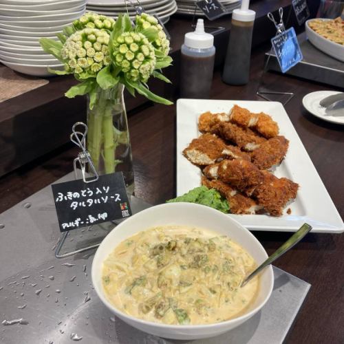 【山菜・春メニュー】
こんにちは！
ベジフルキッチンです🥦

今日から新年度✨
まだ寒い日も続きますが
豊丘村の桜も次第に開花してきました🌸
場所によっては間もなく見ごろを迎えます❣️

是非お食事と合わせて桜めぐりもしてみてください♪
最新の開花状況は
とよおか旅時間
@toyooka_tabijikan 
のHPに掲載されています🌸

🟢山菜も少しずつ入荷🌱🌿
※ご用意がない日もございます。

■ふきのとう
👩‍🌾壬生さん
塩炒め、天ぷら、ふきんと味噌、タルタルソースなど、
色々なお料理に💚
ほろ苦い春の味覚です！
花が咲いたものはディスプレイにも使用しました。

■うこぎ（おこぎ）
👨‍🌾唐沢さん
混ぜご飯やおひたしにしています🌱
「おこぎ」南信地方特有の呼び名です。

■うど
🧑‍🌾田島さん
きんぴらでご提供しています。
香り高くシャキシャキとした食感が特徴。
日に当たらないよう丁寧に栽培されており
調理前の状態は真っ白🤍

■のびる（ののひる）
👨‍🌾唐沢さん
さっと湯通ししてからし酢味噌と和えています。
（素材の写真のみ）
ピリッとした辛さがおいしいです😋

他にも、
林さんのかき菜、
宮下さんのアスパラ、
壬生さんの葉つきニンジン
こぶし園から仕入れたプチヴェールなど🥕🥬

Bread&Sweetsきららさんからは、
🌸さくらの塩漬けパン
🌿よもぎパン　を焼きたてで仕入れています！

旬の食材をたっぷり使用した
春らしいメニューが揃っています！
みなさまのご来店、心よりお待ちしております🥗

✼••┈┈••✼••┈┈••✼••┈┈••✼••┈┈••✼ 
ベジフルキッチンは
 豊丘村の新鮮な野菜や果物が 
たっぷり取れるビュッフェスタイルの 
菜園ビュッフェレストラン 
﹍ ﹍ ﹍ ﹍ ﹍ ﹍ ﹍ ﹍ ﹍ 
ベジフルキッチン VEGE-FULL KITCHEN 
﹉ ﹉ ﹉ ﹉ ﹉ ﹉ ﹉ ﹉ ﹉ 
@道の駅南信州とよおかマルシェ 
長野県下伊那郡豊丘村神稲12410 
☎️0265-48-8063

#ベジフルキッチン
#vegefullkitchen
#菜園ビュッフェ
#ビュッフェ #レストラン
#野菜たっぷり #野菜ビュッフェ
#おなかも心も満たされる
 #とよおか旅時間#とよおかマルシェ
 #南信州とよおかマルシェ #道の駅 #道の駅レストラン 
#豊丘村 #飯田市 #下伊那
#春#旬#山菜#ふきのとう#おこぎ#うど#ののひる#かき菜#アスパラ#にんじん#プチヴェール#桜の塩漬けパン#よもぎパン
