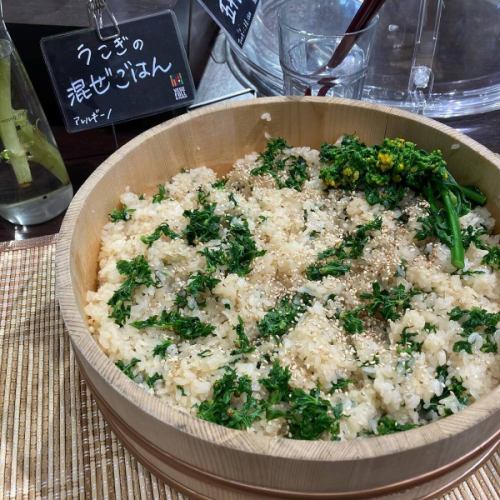【山菜・春メニュー】
こんにちは！
ベジフルキッチンです🥦

今日から新年度✨
まだ寒い日も続きますが
豊丘村の桜も次第に開花してきました🌸
場所によっては間もなく見ごろを迎えます❣️

是非お食事と合わせて桜めぐりもしてみてください♪
最新の開花状況は
とよおか旅時間
@toyooka_tabijikan 
のHPに掲載されています🌸

🟢山菜も少しずつ入荷🌱🌿
※ご用意がない日もございます。

■ふきのとう
👩‍🌾壬生さん
塩炒め、天ぷら、ふきんと味噌、タルタルソースなど、
色々なお料理に💚
ほろ苦い春の味覚です！
花が咲いたものはディスプレイにも使用しました。

■うこぎ（おこぎ）
👨‍🌾唐沢さん
混ぜご飯やおひたしにしています🌱
「おこぎ」南信地方特有の呼び名です。

■うど
🧑‍🌾田島さん
きんぴらでご提供しています。
香り高くシャキシャキとした食感が特徴。
日に当たらないよう丁寧に栽培されており
調理前の状態は真っ白🤍

■のびる（ののひる）
👨‍🌾唐沢さん
さっと湯通ししてからし酢味噌と和えています。
（素材の写真のみ）
ピリッとした辛さがおいしいです😋

他にも、
林さんのかき菜、
宮下さんのアスパラ、
壬生さんの葉つきニンジン
こぶし園から仕入れたプチヴェールなど🥕🥬

Bread&Sweetsきららさんからは、
🌸さくらの塩漬けパン
🌿よもぎパン　を焼きたてで仕入れています！

旬の食材をたっぷり使用した
春らしいメニューが揃っています！
みなさまのご来店、心よりお待ちしております🥗

✼••┈┈••✼••┈┈••✼••┈┈••✼••┈┈••✼ 
ベジフルキッチンは
 豊丘村の新鮮な野菜や果物が 
たっぷり取れるビュッフェスタイルの 
菜園ビュッフェレストラン 
﹍ ﹍ ﹍ ﹍ ﹍ ﹍ ﹍ ﹍ ﹍ 
ベジフルキッチン VEGE-FULL KITCHEN 
﹉ ﹉ ﹉ ﹉ ﹉ ﹉ ﹉ ﹉ ﹉ 
@道の駅南信州とよおかマルシェ 
長野県下伊那郡豊丘村神稲12410 
☎️0265-48-8063

#ベジフルキッチン
#vegefullkitchen
#菜園ビュッフェ
#ビュッフェ #レストラン
#野菜たっぷり #野菜ビュッフェ
#おなかも心も満たされる
 #とよおか旅時間#とよおかマルシェ
 #南信州とよおかマルシェ #道の駅 #道の駅レストラン 
#豊丘村 #飯田市 #下伊那
#春#旬#山菜#ふきのとう#おこぎ#うど#ののひる#かき菜#アスパラ#にんじん#プチヴェール#桜の塩漬けパン#よもぎパン