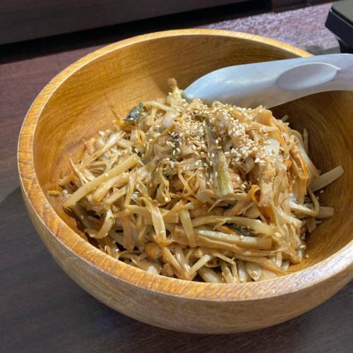 【山菜・春メニュー】
こんにちは！
ベジフルキッチンです🥦

今日から新年度✨
まだ寒い日も続きますが
豊丘村の桜も次第に開花してきました🌸
場所によっては間もなく見ごろを迎えます❣️

是非お食事と合わせて桜めぐりもしてみてください♪
最新の開花状況は
とよおか旅時間
@toyooka_tabijikan 
のHPに掲載されています🌸

🟢山菜も少しずつ入荷🌱🌿
※ご用意がない日もございます。

■ふきのとう
👩‍🌾壬生さん
塩炒め、天ぷら、ふきんと味噌、タルタルソースなど、
色々なお料理に💚
ほろ苦い春の味覚です！
花が咲いたものはディスプレイにも使用しました。

■うこぎ（おこぎ）
👨‍🌾唐沢さん
混ぜご飯やおひたしにしています🌱
「おこぎ」南信地方特有の呼び名です。

■うど
🧑‍🌾田島さん
きんぴらでご提供しています。
香り高くシャキシャキとした食感が特徴。
日に当たらないよう丁寧に栽培されており
調理前の状態は真っ白🤍

■のびる（ののひる）
👨‍🌾唐沢さん
さっと湯通ししてからし酢味噌と和えています。
（素材の写真のみ）
ピリッとした辛さがおいしいです😋

他にも、
林さんのかき菜、
宮下さんのアスパラ、
壬生さんの葉つきニンジン
こぶし園から仕入れたプチヴェールなど🥕🥬

Bread&Sweetsきららさんからは、
🌸さくらの塩漬けパン
🌿よもぎパン　を焼きたてで仕入れています！

旬の食材をたっぷり使用した
春らしいメニューが揃っています！
みなさまのご来店、心よりお待ちしております🥗

✼••┈┈••✼••┈┈••✼••┈┈••✼••┈┈••✼ 
ベジフルキッチンは
 豊丘村の新鮮な野菜や果物が 
たっぷり取れるビュッフェスタイルの 
菜園ビュッフェレストラン 
﹍ ﹍ ﹍ ﹍ ﹍ ﹍ ﹍ ﹍ ﹍ 
ベジフルキッチン VEGE-FULL KITCHEN 
﹉ ﹉ ﹉ ﹉ ﹉ ﹉ ﹉ ﹉ ﹉ 
@道の駅南信州とよおかマルシェ 
長野県下伊那郡豊丘村神稲12410 
☎️0265-48-8063

#ベジフルキッチン
#vegefullkitchen
#菜園ビュッフェ
#ビュッフェ #レストラン
#野菜たっぷり #野菜ビュッフェ
#おなかも心も満たされる
 #とよおか旅時間#とよおかマルシェ
 #南信州とよおかマルシェ #道の駅 #道の駅レストラン 
#豊丘村 #飯田市 #下伊那
#春#旬#山菜#ふきのとう#おこぎ#うど#ののひる#かき菜#アスパラ#にんじん#プチヴェール#桜の塩漬けパン#よもぎパン