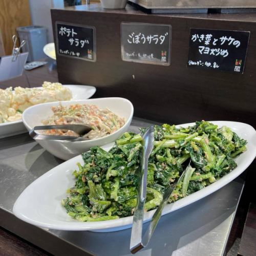 【山菜・春メニュー】
こんにちは！
ベジフルキッチンです🥦

今日から新年度✨
まだ寒い日も続きますが
豊丘村の桜も次第に開花してきました🌸
場所によっては間もなく見ごろを迎えます❣️

是非お食事と合わせて桜めぐりもしてみてください♪
最新の開花状況は
とよおか旅時間
@toyooka_tabijikan 
のHPに掲載されています🌸

🟢山菜も少しずつ入荷🌱🌿
※ご用意がない日もございます。

■ふきのとう
👩‍🌾壬生さん
塩炒め、天ぷら、ふきんと味噌、タルタルソースなど、
色々なお料理に💚
ほろ苦い春の味覚です！
花が咲いたものはディスプレイにも使用しました。

■うこぎ（おこぎ）
👨‍🌾唐沢さん
混ぜご飯やおひたしにしています🌱
「おこぎ」南信地方特有の呼び名です。

■うど
🧑‍🌾田島さん
きんぴらでご提供しています。
香り高くシャキシャキとした食感が特徴。
日に当たらないよう丁寧に栽培されており
調理前の状態は真っ白🤍

■のびる（ののひる）
👨‍🌾唐沢さん
さっと湯通ししてからし酢味噌と和えています。
（素材の写真のみ）
ピリッとした辛さがおいしいです😋

他にも、
林さんのかき菜、
宮下さんのアスパラ、
壬生さんの葉つきニンジン
こぶし園から仕入れたプチヴェールなど🥕🥬

Bread&Sweetsきららさんからは、
🌸さくらの塩漬けパン
🌿よもぎパン　を焼きたてで仕入れています！

旬の食材をたっぷり使用した
春らしいメニューが揃っています！
みなさまのご来店、心よりお待ちしております🥗

✼••┈┈••✼••┈┈••✼••┈┈••✼••┈┈••✼ 
ベジフルキッチンは
 豊丘村の新鮮な野菜や果物が 
たっぷり取れるビュッフェスタイルの 
菜園ビュッフェレストラン 
﹍ ﹍ ﹍ ﹍ ﹍ ﹍ ﹍ ﹍ ﹍ 
ベジフルキッチン VEGE-FULL KITCHEN 
﹉ ﹉ ﹉ ﹉ ﹉ ﹉ ﹉ ﹉ ﹉ 
@道の駅南信州とよおかマルシェ 
長野県下伊那郡豊丘村神稲12410 
☎️0265-48-8063

#ベジフルキッチン
#vegefullkitchen
#菜園ビュッフェ
#ビュッフェ #レストラン
#野菜たっぷり #野菜ビュッフェ
#おなかも心も満たされる
 #とよおか旅時間#とよおかマルシェ
 #南信州とよおかマルシェ #道の駅 #道の駅レストラン 
#豊丘村 #飯田市 #下伊那
#春#旬#山菜#ふきのとう#おこぎ#うど#ののひる#かき菜#アスパラ#にんじん#プチヴェール#桜の塩漬けパン#よもぎパン