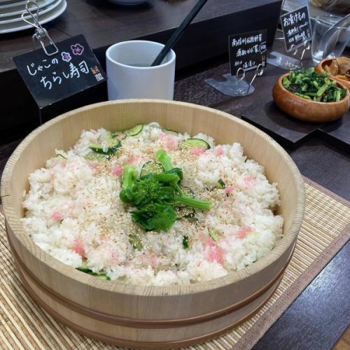 【山菜・春メニュー】
こんにちは！
ベジフルキッチンです🥦

今日から新年度✨
まだ寒い日も続きますが
豊丘村の桜も次第に開花してきました🌸
場所によっては間もなく見ごろを迎えます❣️

是非お食事と合わせて桜めぐりもしてみてください♪
最新の開花状況は
とよおか旅時間
@toyooka_tabijikan 
のHPに掲載されています🌸

🟢山菜も少しずつ入荷🌱🌿
※ご用意がない日もございます。

■ふきのとう
👩‍🌾壬生さん
塩炒め、天ぷら、ふきんと味噌、タルタルソースなど、
色々なお料理に💚
ほろ苦い春の味覚です！
花が咲いたものはディスプレイにも使用しました。

■うこぎ（おこぎ）
👨‍🌾唐沢さん
混ぜご飯やおひたしにしています🌱
「おこぎ」南信地方特有の呼び名です。

■うど
🧑‍🌾田島さん
きんぴらでご提供しています。
香り高くシャキシャキとした食感が特徴。
日に当たらないよう丁寧に栽培されており
調理前の状態は真っ白🤍

■のびる（ののひる）
👨‍🌾唐沢さん
さっと湯通ししてからし酢味噌と和えています。
（素材の写真のみ）
ピリッとした辛さがおいしいです😋

他にも、
林さんのかき菜、
宮下さんのアスパラ、
壬生さんの葉つきニンジン
こぶし園から仕入れたプチヴェールなど🥕🥬

Bread&Sweetsきららさんからは、
🌸さくらの塩漬けパン
🌿よもぎパン　を焼きたてで仕入れています！

旬の食材をたっぷり使用した
春らしいメニューが揃っています！
みなさまのご来店、心よりお待ちしております🥗

✼••┈┈••✼••┈┈••✼••┈┈••✼••┈┈••✼ 
ベジフルキッチンは
 豊丘村の新鮮な野菜や果物が 
たっぷり取れるビュッフェスタイルの 
菜園ビュッフェレストラン 
﹍ ﹍ ﹍ ﹍ ﹍ ﹍ ﹍ ﹍ ﹍ 
ベジフルキッチン VEGE-FULL KITCHEN 
﹉ ﹉ ﹉ ﹉ ﹉ ﹉ ﹉ ﹉ ﹉ 
@道の駅南信州とよおかマルシェ 
長野県下伊那郡豊丘村神稲12410 
☎️0265-48-8063

#ベジフルキッチン
#vegefullkitchen
#菜園ビュッフェ
#ビュッフェ #レストラン
#野菜たっぷり #野菜ビュッフェ
#おなかも心も満たされる
 #とよおか旅時間#とよおかマルシェ
 #南信州とよおかマルシェ #道の駅 #道の駅レストラン 
#豊丘村 #飯田市 #下伊那
#春#旬#山菜#ふきのとう#おこぎ#うど#ののひる#かき菜#アスパラ#にんじん#プチヴェール#桜の塩漬けパン#よもぎパン