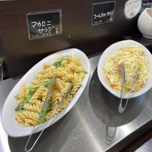 【山菜・春メニュー】
こんにちは！
ベジフルキッチンです🥦

今日から新年度✨
まだ寒い日も続きますが
豊丘村の桜も次第に開花してきました🌸
場所によっては間もなく見ごろを迎えます❣️

是非お食事と合わせて桜めぐりもしてみてください♪
最新の開花状況は
とよおか旅時間
@toyooka_tabijikan 
のHPに掲載されています🌸

🟢山菜も少しずつ入荷🌱🌿
※ご用意がない日もございます。

■ふきのとう
👩‍🌾壬生さん
塩炒め、天ぷら、ふきんと味噌、タルタルソースなど、
色々なお料理に💚
ほろ苦い春の味覚です！
花が咲いたものはディスプレイにも使用しました。

■うこぎ（おこぎ）
👨‍🌾唐沢さん
混ぜご飯やおひたしにしています🌱
「おこぎ」南信地方特有の呼び名です。

■うど
🧑‍🌾田島さん
きんぴらでご提供しています。
香り高くシャキシャキとした食感が特徴。
日に当たらないよう丁寧に栽培されており
調理前の状態は真っ白🤍

■のびる（ののひる）
👨‍🌾唐沢さん
さっと湯通ししてからし酢味噌と和えています。
（素材の写真のみ）
ピリッとした辛さがおいしいです😋

他にも、
林さんのかき菜、
宮下さんのアスパラ、
壬生さんの葉つきニンジン
こぶし園から仕入れたプチヴェールなど🥕🥬

Bread&Sweetsきららさんからは、
🌸さくらの塩漬けパン
🌿よもぎパン　を焼きたてで仕入れています！

旬の食材をたっぷり使用した
春らしいメニューが揃っています！
みなさまのご来店、心よりお待ちしております🥗

✼••┈┈••✼••┈┈••✼••┈┈••✼••┈┈••✼ 
ベジフルキッチンは
 豊丘村の新鮮な野菜や果物が 
たっぷり取れるビュッフェスタイルの 
菜園ビュッフェレストラン 
﹍ ﹍ ﹍ ﹍ ﹍ ﹍ ﹍ ﹍ ﹍ 
ベジフルキッチン VEGE-FULL KITCHEN 
﹉ ﹉ ﹉ ﹉ ﹉ ﹉ ﹉ ﹉ ﹉ 
@道の駅南信州とよおかマルシェ 
長野県下伊那郡豊丘村神稲12410 
☎️0265-48-8063

#ベジフルキッチン
#vegefullkitchen
#菜園ビュッフェ
#ビュッフェ #レストラン
#野菜たっぷり #野菜ビュッフェ
#おなかも心も満たされる
 #とよおか旅時間#とよおかマルシェ
 #南信州とよおかマルシェ #道の駅 #道の駅レストラン 
#豊丘村 #飯田市 #下伊那
#春#旬#山菜#ふきのとう#おこぎ#うど#ののひる#かき菜#アスパラ#にんじん#プチヴェール#桜の塩漬けパン#よもぎパン
