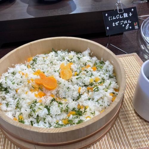 【山菜・春メニュー】
こんにちは！
ベジフルキッチンです🥦

今日から新年度✨
まだ寒い日も続きますが
豊丘村の桜も次第に開花してきました🌸
場所によっては間もなく見ごろを迎えます❣️

是非お食事と合わせて桜めぐりもしてみてください♪
最新の開花状況は
とよおか旅時間
@toyooka_tabijikan 
のHPに掲載されています🌸

🟢山菜も少しずつ入荷🌱🌿
※ご用意がない日もございます。

■ふきのとう
👩‍🌾壬生さん
塩炒め、天ぷら、ふきんと味噌、タルタルソースなど、
色々なお料理に💚
ほろ苦い春の味覚です！
花が咲いたものはディスプレイにも使用しました。

■うこぎ（おこぎ）
👨‍🌾唐沢さん
混ぜご飯やおひたしにしています🌱
「おこぎ」南信地方特有の呼び名です。

■うど
🧑‍🌾田島さん
きんぴらでご提供しています。
香り高くシャキシャキとした食感が特徴。
日に当たらないよう丁寧に栽培されており
調理前の状態は真っ白🤍

■のびる（ののひる）
👨‍🌾唐沢さん
さっと湯通ししてからし酢味噌と和えています。
（素材の写真のみ）
ピリッとした辛さがおいしいです😋

他にも、
林さんのかき菜、
宮下さんのアスパラ、
壬生さんの葉つきニンジン
こぶし園から仕入れたプチヴェールなど🥕🥬

Bread&Sweetsきららさんからは、
🌸さくらの塩漬けパン
🌿よもぎパン　を焼きたてで仕入れています！

旬の食材をたっぷり使用した
春らしいメニューが揃っています！
みなさまのご来店、心よりお待ちしております🥗

✼••┈┈••✼••┈┈••✼••┈┈••✼••┈┈••✼ 
ベジフルキッチンは
 豊丘村の新鮮な野菜や果物が 
たっぷり取れるビュッフェスタイルの 
菜園ビュッフェレストラン 
﹍ ﹍ ﹍ ﹍ ﹍ ﹍ ﹍ ﹍ ﹍ 
ベジフルキッチン VEGE-FULL KITCHEN 
﹉ ﹉ ﹉ ﹉ ﹉ ﹉ ﹉ ﹉ ﹉ 
@道の駅南信州とよおかマルシェ 
長野県下伊那郡豊丘村神稲12410 
☎️0265-48-8063

#ベジフルキッチン
#vegefullkitchen
#菜園ビュッフェ
#ビュッフェ #レストラン
#野菜たっぷり #野菜ビュッフェ
#おなかも心も満たされる
 #とよおか旅時間#とよおかマルシェ
 #南信州とよおかマルシェ #道の駅 #道の駅レストラン 
#豊丘村 #飯田市 #下伊那
#春#旬#山菜#ふきのとう#おこぎ#うど#ののひる#かき菜#アスパラ#にんじん#プチヴェール#桜の塩漬けパン#よもぎパン