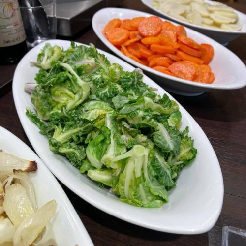【山菜・春メニュー】
こんにちは！
ベジフルキッチンです🥦

今日から新年度✨
まだ寒い日も続きますが
豊丘村の桜も次第に開花してきました🌸
場所によっては間もなく見ごろを迎えます❣️

是非お食事と合わせて桜めぐりもしてみてください♪
最新の開花状況は
とよおか旅時間
@toyooka_tabijikan 
のHPに掲載されています🌸

🟢山菜も少しずつ入荷🌱🌿
※ご用意がない日もございます。

■ふきのとう
👩‍🌾壬生さん
塩炒め、天ぷら、ふきんと味噌、タルタルソースなど、
色々なお料理に💚
ほろ苦い春の味覚です！
花が咲いたものはディスプレイにも使用しました。

■うこぎ（おこぎ）
👨‍🌾唐沢さん
混ぜご飯やおひたしにしています🌱
「おこぎ」南信地方特有の呼び名です。

■うど
🧑‍🌾田島さん
きんぴらでご提供しています。
香り高くシャキシャキとした食感が特徴。
日に当たらないよう丁寧に栽培されており
調理前の状態は真っ白🤍

■のびる（ののひる）
👨‍🌾唐沢さん
さっと湯通ししてからし酢味噌と和えています。
（素材の写真のみ）
ピリッとした辛さがおいしいです😋

他にも、
林さんのかき菜、
宮下さんのアスパラ、
壬生さんの葉つきニンジン
こぶし園から仕入れたプチヴェールなど🥕🥬

Bread&Sweetsきららさんからは、
🌸さくらの塩漬けパン
🌿よもぎパン　を焼きたてで仕入れています！

旬の食材をたっぷり使用した
春らしいメニューが揃っています！
みなさまのご来店、心よりお待ちしております🥗

✼••┈┈••✼••┈┈••✼••┈┈••✼••┈┈••✼ 
ベジフルキッチンは
 豊丘村の新鮮な野菜や果物が 
たっぷり取れるビュッフェスタイルの 
菜園ビュッフェレストラン 
﹍ ﹍ ﹍ ﹍ ﹍ ﹍ ﹍ ﹍ ﹍ 
ベジフルキッチン VEGE-FULL KITCHEN 
﹉ ﹉ ﹉ ﹉ ﹉ ﹉ ﹉ ﹉ ﹉ 
@道の駅南信州とよおかマルシェ 
長野県下伊那郡豊丘村神稲12410 
☎️0265-48-8063

#ベジフルキッチン
#vegefullkitchen
#菜園ビュッフェ
#ビュッフェ #レストラン
#野菜たっぷり #野菜ビュッフェ
#おなかも心も満たされる
 #とよおか旅時間#とよおかマルシェ
 #南信州とよおかマルシェ #道の駅 #道の駅レストラン 
#豊丘村 #飯田市 #下伊那
#春#旬#山菜#ふきのとう#おこぎ#うど#ののひる#かき菜#アスパラ#にんじん#プチヴェール#桜の塩漬けパン#よもぎパン