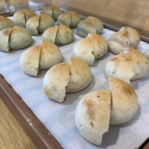 【山菜・春メニュー】
こんにちは！
ベジフルキッチンです🥦

今日から新年度✨
まだ寒い日も続きますが
豊丘村の桜も次第に開花してきました🌸
場所によっては間もなく見ごろを迎えます❣️

是非お食事と合わせて桜めぐりもしてみてください♪
最新の開花状況は
とよおか旅時間
@toyooka_tabijikan 
のHPに掲載されています🌸

🟢山菜も少しずつ入荷🌱🌿
※ご用意がない日もございます。

■ふきのとう
👩‍🌾壬生さん
塩炒め、天ぷら、ふきんと味噌、タルタルソースなど、
色々なお料理に💚
ほろ苦い春の味覚です！
花が咲いたものはディスプレイにも使用しました。

■うこぎ（おこぎ）
👨‍🌾唐沢さん
混ぜご飯やおひたしにしています🌱
「おこぎ」南信地方特有の呼び名です。

■うど
🧑‍🌾田島さん
きんぴらでご提供しています。
香り高くシャキシャキとした食感が特徴。
日に当たらないよう丁寧に栽培されており
調理前の状態は真っ白🤍

■のびる（ののひる）
👨‍🌾唐沢さん
さっと湯通ししてからし酢味噌と和えています。
（素材の写真のみ）
ピリッとした辛さがおいしいです😋

他にも、
林さんのかき菜、
宮下さんのアスパラ、
壬生さんの葉つきニンジン
こぶし園から仕入れたプチヴェールなど🥕🥬

Bread&Sweetsきららさんからは、
🌸さくらの塩漬けパン
🌿よもぎパン　を焼きたてで仕入れています！

旬の食材をたっぷり使用した
春らしいメニューが揃っています！
みなさまのご来店、心よりお待ちしております🥗

✼••┈┈••✼••┈┈••✼••┈┈••✼••┈┈••✼ 
ベジフルキッチンは
 豊丘村の新鮮な野菜や果物が 
たっぷり取れるビュッフェスタイルの 
菜園ビュッフェレストラン 
﹍ ﹍ ﹍ ﹍ ﹍ ﹍ ﹍ ﹍ ﹍ 
ベジフルキッチン VEGE-FULL KITCHEN 
﹉ ﹉ ﹉ ﹉ ﹉ ﹉ ﹉ ﹉ ﹉ 
@道の駅南信州とよおかマルシェ 
長野県下伊那郡豊丘村神稲12410 
☎️0265-48-8063

#ベジフルキッチン
#vegefullkitchen
#菜園ビュッフェ
#ビュッフェ #レストラン
#野菜たっぷり #野菜ビュッフェ
#おなかも心も満たされる
 #とよおか旅時間#とよおかマルシェ
 #南信州とよおかマルシェ #道の駅 #道の駅レストラン 
#豊丘村 #飯田市 #下伊那
#春#旬#山菜#ふきのとう#おこぎ#うど#ののひる#かき菜#アスパラ#にんじん#プチヴェール#桜の塩漬けパン#よもぎパン