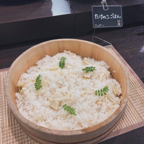 [Bamboo shoots & spring menu 2]
Hello!
It's a veggie full kitchen 🪻

Golden Week is here🚗
This year's holidays are a succession of leaps and bounds.
Do you all have plans to go out?
Bamboo shoots are now available in Toyooka Village🎋🐼

We also use it in our cooking at Vegeful Kitchen 👩‍🍳
*Depending on stock availability, there may be days when the product is not available.

■ Bamboo shoots
👩‍🌾Karasawa-san, Suganuma-san
We use bamboo shoots in a variety of dishes, such as rice, stews, and grilled dishes! They go great with our homemade Japanese pepper miso.
Because the fresh bamboo shoots are cooked immediately,
It doesn't taste bitter and has a good texture.
It's delicious💯

■ Kogomi
👨‍🌾Karasawa-san
It is a wild vegetable made from the young shoots of a plant called Aspergillus revoluta.
No need to remove the bitterness, just boil it briefly
You can enjoy the crunchy texture 🌿
It is served dressed with sesame seeds or boiled in soy sauce.

■ Bracken
🧑‍🌾Miyatosan
Boiled in bonito flakes and mayonnaise 😋
It can also be pickled.
It has a crunchy texture and unique stickiness!
The bitterness is removed by boiling it with ash.
The ash we use comes from the bamboo boiler used in Toyooka Tabi Jikan's foot bath 🔥🎋

◾️Japanese parsley
👨‍🌾Karasawa-san
Boil it, season it, and mix it with freshly cooked rice.
For rice with parsley🍚🌱
A dish that makes the most of the flavor of Japanese parsley.

Others include spring cabbage, leaf onions,
New onions, snow peas, etc.
Menu items using fresh spring vegetables
It's increasing 🧅🥬🫛

The herb garden is also blooming
It's getting colorful 🌈

If you are still wondering where to go,
Visit the Vegeful Kitchen to enjoy seasonal spring vegetables and wild plants
Please come and visit us☺️

During Golden Week
Customers stopping by the Toyooka Marche Roadside Station
As the number of visitors increases, congestion is expected.
If you want to make sure you eat,
Reservations are recommended!
Please feel free to contact us 📞

We look forward to your visit 🥗

✼••┈┈••✼••┈┈••✼••┈┈••✼••┈┈••✼
Vegeful Kitchen is
Fresh vegetables and fruits from Toyooka Village
A generous buffet-style meal
Vegetable Garden Buffet Restaurant
﹍ ﹍ ﹍ ﹍ ﹍ ﹍ ﹍ ﹍ ﹍
VEGE-FULL KITCHEN
﹉ ﹉ ﹉ ﹉ ﹉ ﹉ ﹉ ﹉ ﹉
@Roadside Station Minami Shinshu Toyooka Marche
Nagano Prefecture, Shimoina District, Toyooka Village, Kamiina 12410
☎️0265-48-8063

#Vegetablefulkitchen
#vegefullkitchen
#VegetableGardenBuffet
#Buffet #Restaurant
#Lots of vegetables #Vegetable buffet
#Fills your stomach and your heart
#Toyooka Travel Time #Toyooka Marche
#Minami Shinshu Toyooka Marche #Roadside station #Roadside station restaurant
#Toyooka Village #Iida City #Shimoina
#Spring #In-season #Mountain vegetables #Bamboo shoots #Bamboo shoots #Bamboo shoot rice #Kogomi #Bracken #Japanese parsley #Spring cabbage #Leaf onions #New onions #Snow peas