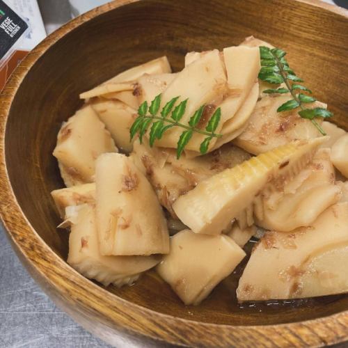 [Bamboo shoots & spring menu 2]
Hello!
It's a veggie full kitchen 🪻

Golden Week is here🚗
This year's holidays are a succession of leaps and bounds.
Do you all have plans to go out?
Bamboo shoots are now available in Toyooka Village🎋🐼

We also use it in our cooking at Vegeful Kitchen 👩‍🍳
*Depending on stock availability, there may be days when the product is not available.

■ Bamboo shoots
👩‍🌾Karasawa-san, Suganuma-san
We use bamboo shoots in a variety of dishes, such as rice, stews, and grilled dishes! They go great with our homemade Japanese pepper miso.
Because the fresh bamboo shoots are cooked immediately,
It doesn't taste bitter and has a good texture.
It's delicious💯

■ Kogomi
👨‍🌾Karasawa-san
It is a wild vegetable made from the young shoots of a plant called Aspergillus revoluta.
No need to remove the bitterness, just boil it briefly
You can enjoy the crunchy texture 🌿
It is served dressed with sesame seeds or boiled in soy sauce.

■ Bracken
🧑‍🌾Miyatosan
Boiled in bonito flakes and mayonnaise 😋
It can also be pickled.
It has a crunchy texture and unique stickiness!
The bitterness is removed by boiling it with ash.
The ash we use comes from the bamboo boiler used in Toyooka Tabi Jikan's foot bath 🔥🎋

◾️Japanese parsley
👨‍🌾Karasawa-san
Boil it, season it, and mix it with freshly cooked rice.
For rice with parsley🍚🌱
A dish that makes the most of the flavor of Japanese parsley.

Others include spring cabbage, leaf onions,
New onions, snow peas, etc.
Menu items using fresh spring vegetables
It's increasing 🧅🥬🫛

The herb garden is also blooming
It's getting colorful 🌈

If you are still wondering where to go,
Visit the Vegeful Kitchen to enjoy seasonal spring vegetables and wild plants
Please come and visit us☺️

During Golden Week
Customers stopping by the Toyooka Marche Roadside Station
As the number of visitors increases, congestion is expected.
If you want to make sure you eat,
Reservations are recommended!
Please feel free to contact us 📞

We look forward to your visit 🥗

✼••┈┈••✼••┈┈••✼••┈┈••✼••┈┈••✼
Vegeful Kitchen is
Fresh vegetables and fruits from Toyooka Village
A generous buffet-style meal
Vegetable Garden Buffet Restaurant
﹍ ﹍ ﹍ ﹍ ﹍ ﹍ ﹍ ﹍ ﹍
VEGE-FULL KITCHEN
﹉ ﹉ ﹉ ﹉ ﹉ ﹉ ﹉ ﹉ ﹉
@Roadside Station Minami Shinshu Toyooka Marche
Nagano Prefecture, Shimoina District, Toyooka Village, Kamiina 12410
☎️0265-48-8063

#Vegetablefulkitchen
#vegefullkitchen
#VegetableGardenBuffet
#Buffet #Restaurant
#Lots of vegetables #Vegetable buffet
#Fills your stomach and your heart
#Toyooka Travel Time #Toyooka Marche
#Minami Shinshu Toyooka Marche #Roadside station #Roadside station restaurant
#Toyooka Village #Iida City #Shimoina
#Spring #In-season #Mountain vegetables #Bamboo shoots #Bamboo shoots #Bamboo shoot rice #Kogomi #Bracken #Japanese parsley #Spring cabbage #Leaf onions #New onions #Snow peas