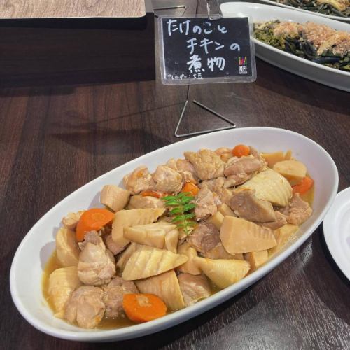 [Bamboo shoots & spring menu 2]
Hello!
It's a veggie full kitchen 🪻

Golden Week is here🚗
This year's holidays are a succession of leaps and bounds.
Do you all have plans to go out?
Bamboo shoots are now available in Toyooka Village🎋🐼

We also use it in our cooking at Vegeful Kitchen 👩‍🍳
*Depending on stock availability, there may be days when the product is not available.

■ Bamboo shoots
👩‍🌾Karasawa-san, Suganuma-san
We use bamboo shoots in a variety of dishes, such as rice, stews, and grilled dishes! They go great with our homemade Japanese pepper miso.
Because the fresh bamboo shoots are cooked immediately,
It doesn't taste bitter and has a good texture.
It's delicious💯

■ Kogomi
👨‍🌾Karasawa-san
It is a wild vegetable made from the young shoots of a plant called Aspergillus revoluta.
No need to remove the bitterness, just boil it briefly
You can enjoy the crunchy texture 🌿
It is served dressed with sesame seeds or boiled in soy sauce.

■ Bracken
🧑‍🌾Miyatosan
Boiled in bonito flakes and mayonnaise 😋
It can also be pickled.
It has a crunchy texture and unique stickiness!
The bitterness is removed by boiling it with ash.
The ash we use comes from the bamboo boiler used in Toyooka Tabi Jikan's foot bath 🔥🎋

◾️Japanese parsley
👨‍🌾Karasawa-san
Boil it, season it, and mix it with freshly cooked rice.
For rice with parsley🍚🌱
A dish that makes the most of the flavor of Japanese parsley.

Others include spring cabbage, leaf onions,
New onions, snow peas, etc.
Menu items using fresh spring vegetables
It's increasing 🧅🥬🫛

The herb garden is also blooming
It's getting colorful 🌈

If you are still wondering where to go,
Visit the Vegeful Kitchen to enjoy seasonal spring vegetables and wild plants
Please come and visit us☺️

During Golden Week
Customers stopping by the Toyooka Marche Roadside Station
As the number of visitors increases, congestion is expected.
If you want to make sure you eat,
Reservations are recommended!
Please feel free to contact us 📞

We look forward to your visit 🥗

✼••┈┈••✼••┈┈••✼••┈┈••✼••┈┈••✼
Vegeful Kitchen is
Fresh vegetables and fruits from Toyooka Village
A generous buffet-style meal
Vegetable Garden Buffet Restaurant
﹍ ﹍ ﹍ ﹍ ﹍ ﹍ ﹍ ﹍ ﹍
VEGE-FULL KITCHEN
﹉ ﹉ ﹉ ﹉ ﹉ ﹉ ﹉ ﹉ ﹉
@Roadside Station Minami Shinshu Toyooka Marche
Nagano Prefecture, Shimoina District, Toyooka Village, Kamiina 12410
☎️0265-48-8063

#Vegetablefulkitchen
#vegefullkitchen
#VegetableGardenBuffet
#Buffet #Restaurant
#Lots of vegetables #Vegetable buffet
#Fills your stomach and your heart
#Toyooka Travel Time #Toyooka Marche
#Minami Shinshu Toyooka Marche #Roadside station #Roadside station restaurant
#Toyooka Village #Iida City #Shimoina
#Spring #In-season #Mountain vegetables #Bamboo shoots #Bamboo shoots #Bamboo shoot rice #Kogomi #Bracken #Japanese parsley #Spring cabbage #Leaf onions #New onions #Snow peas